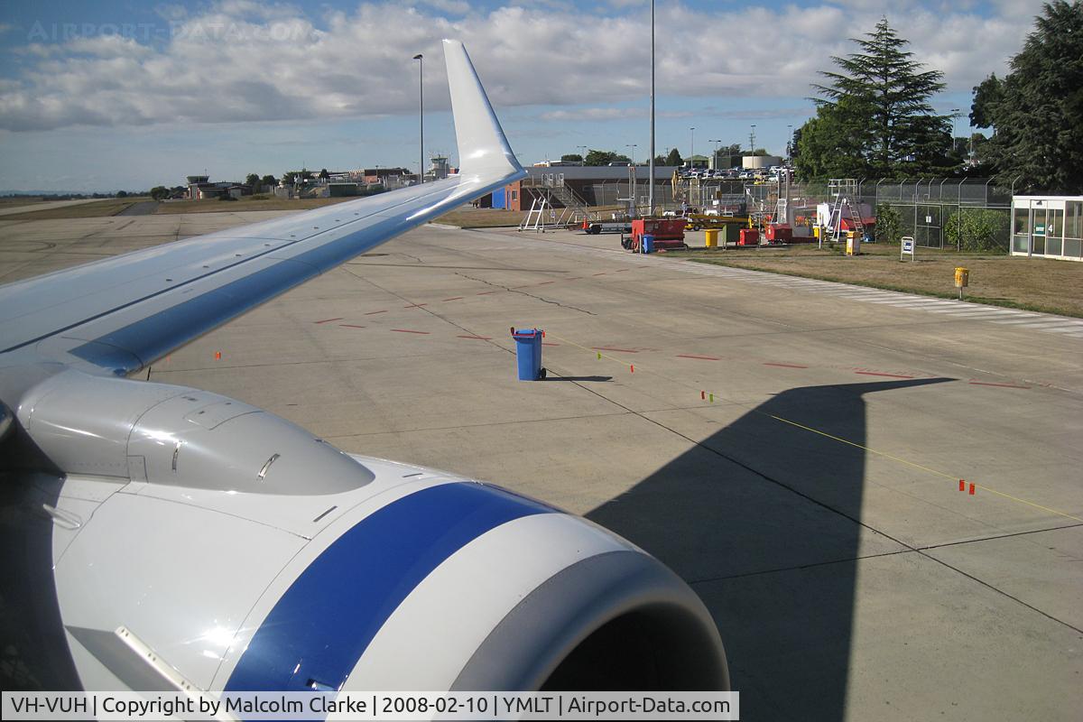 VH-VUH, 2006 Boeing 737-8FE C/N 34440/2003, Boeing 737-8FE, taxiing to take-off from Launceston, Tasmania to Melbourne, February 2008.
