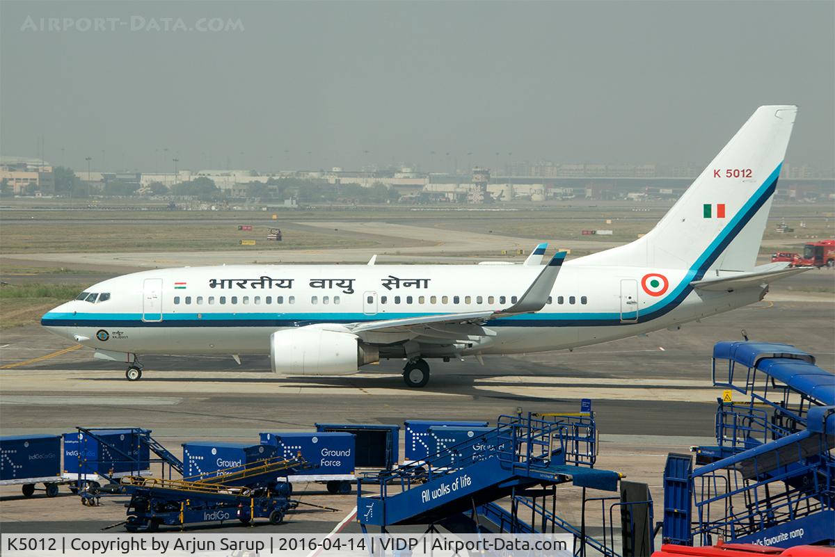 K5012, 2006 Boeing 737-7HI C/N 36106, 'Rajdoot' taxiing past the cluttered apron at IGIA T-1.