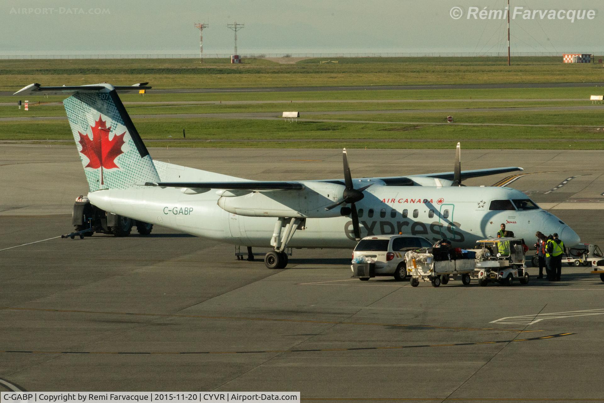 C-GABP, 1991 De Havilland Canada DHC-8-311 Dash 8 C/N 257, Loading at domestic.