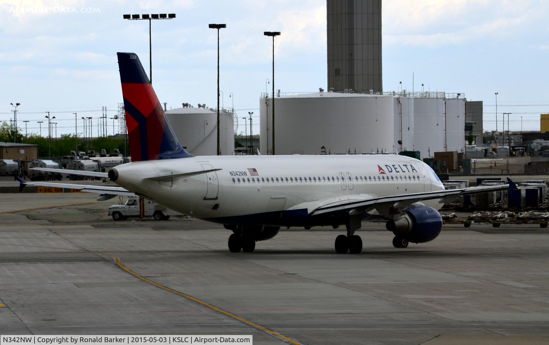 N342NW, 1993 Airbus A320-212 C/N 381, Taxi SLC