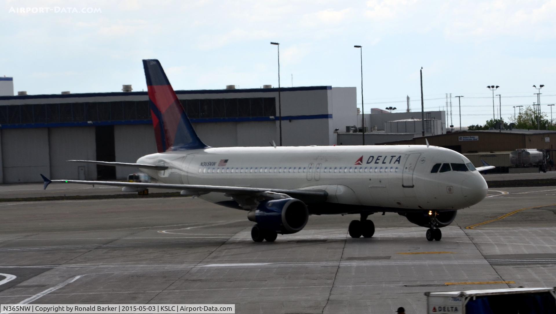 N365NW, 1999 Airbus A320-212 C/N 0964, Taxi SLC