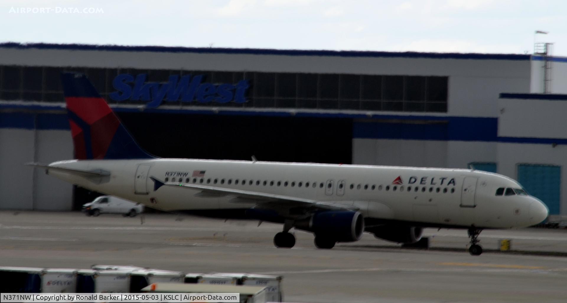 N371NW, 2001 Airbus A320-212 C/N 1535, Taxi SLC