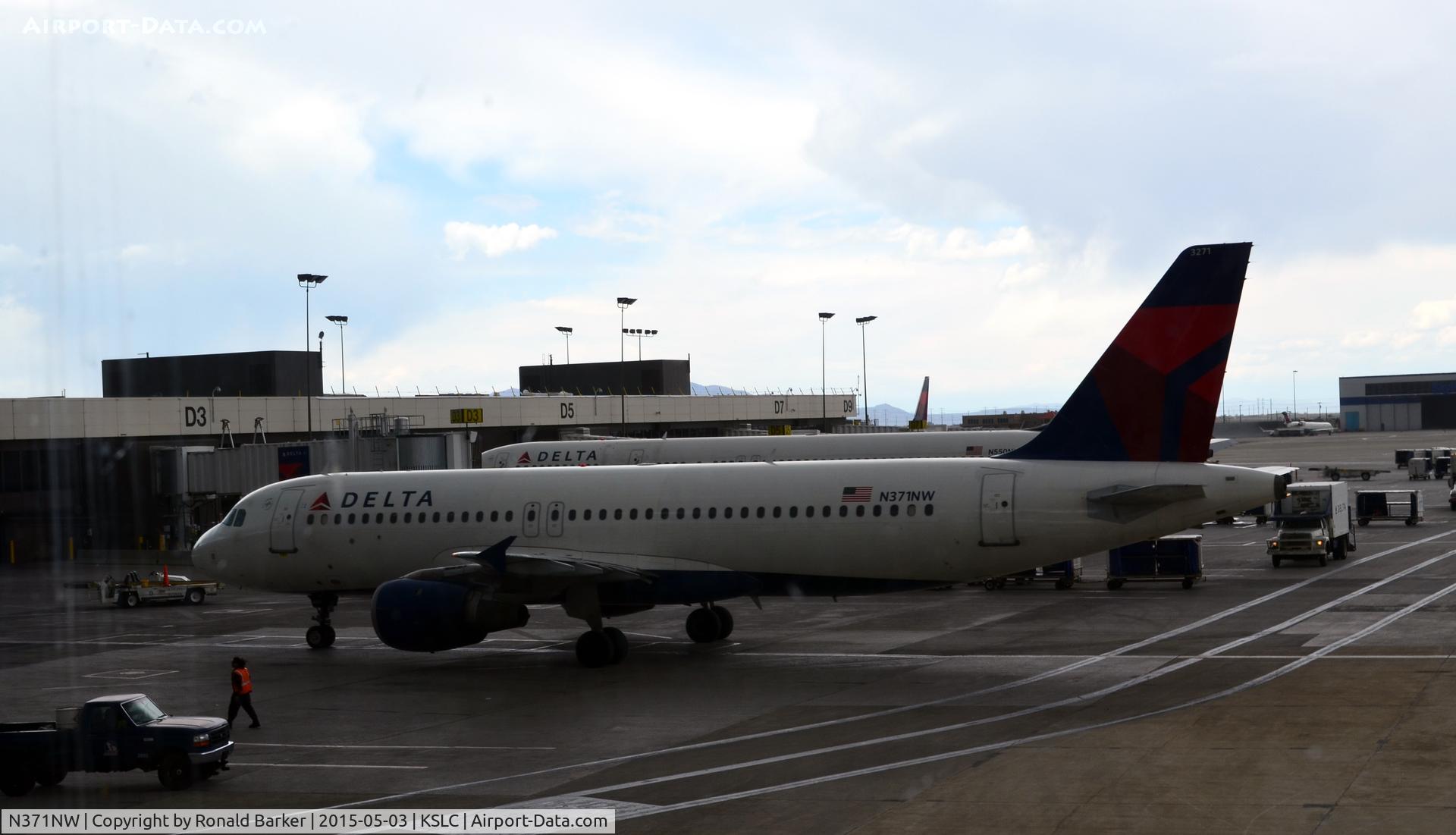 N371NW, 2001 Airbus A320-212 C/N 1535, Taxi SLC