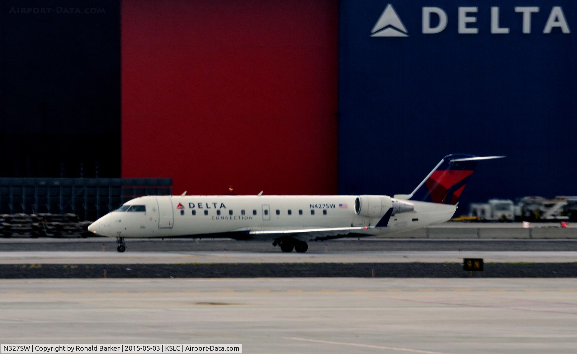 N327SW, 1987 Boeing 737-3H4 C/N 23691, Taxi SLC
