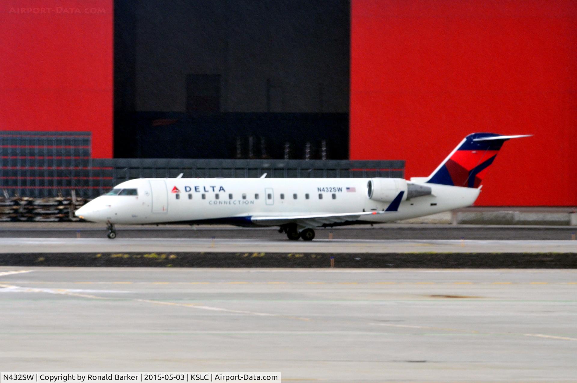 N432SW, 2001 Bombardier CRJ-200LR (CL-600-2B19) C/N 7548, Taxi SLC