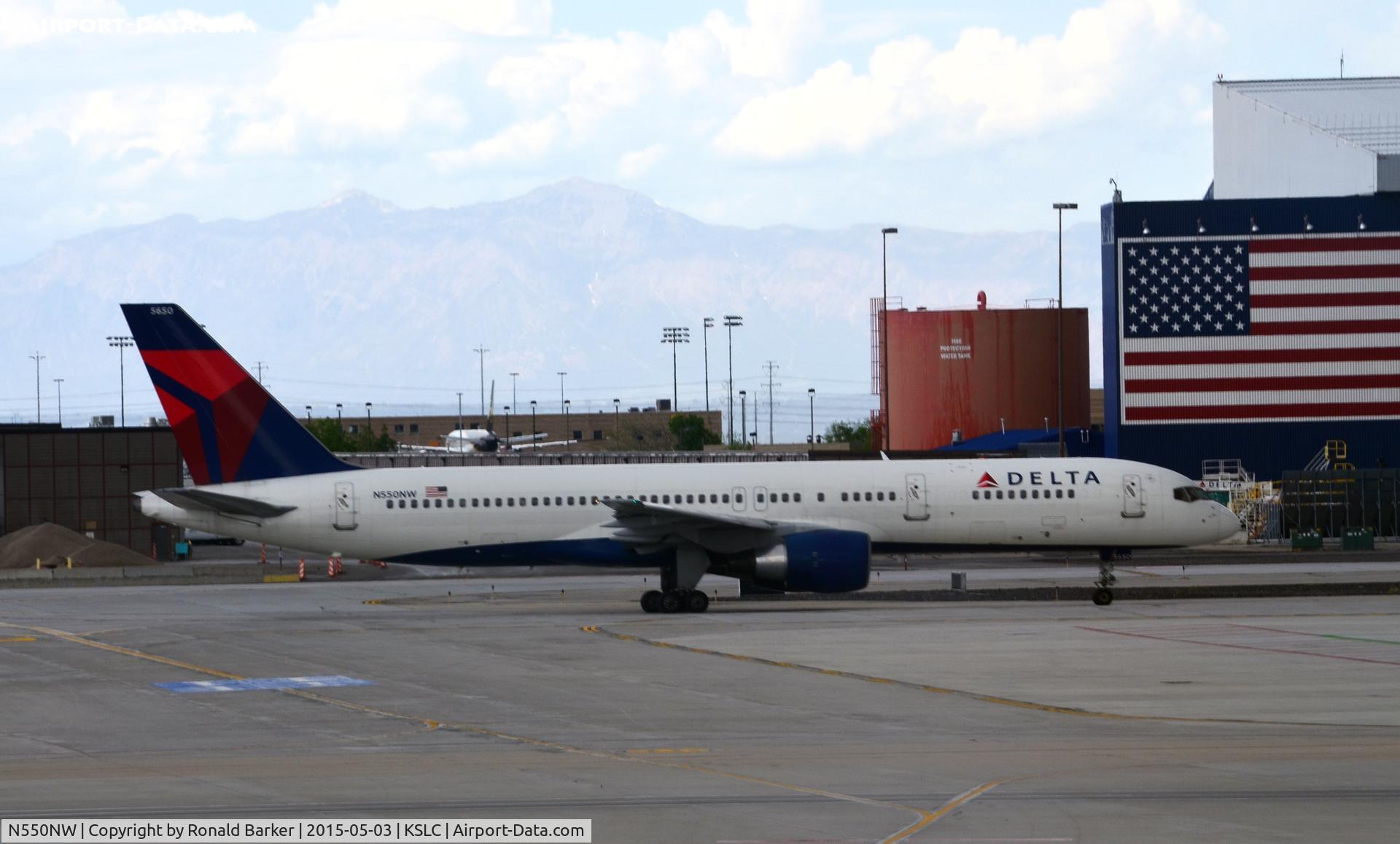 N550NW, 2001 Boeing 757-251 C/N 26497, Taxi SLC
