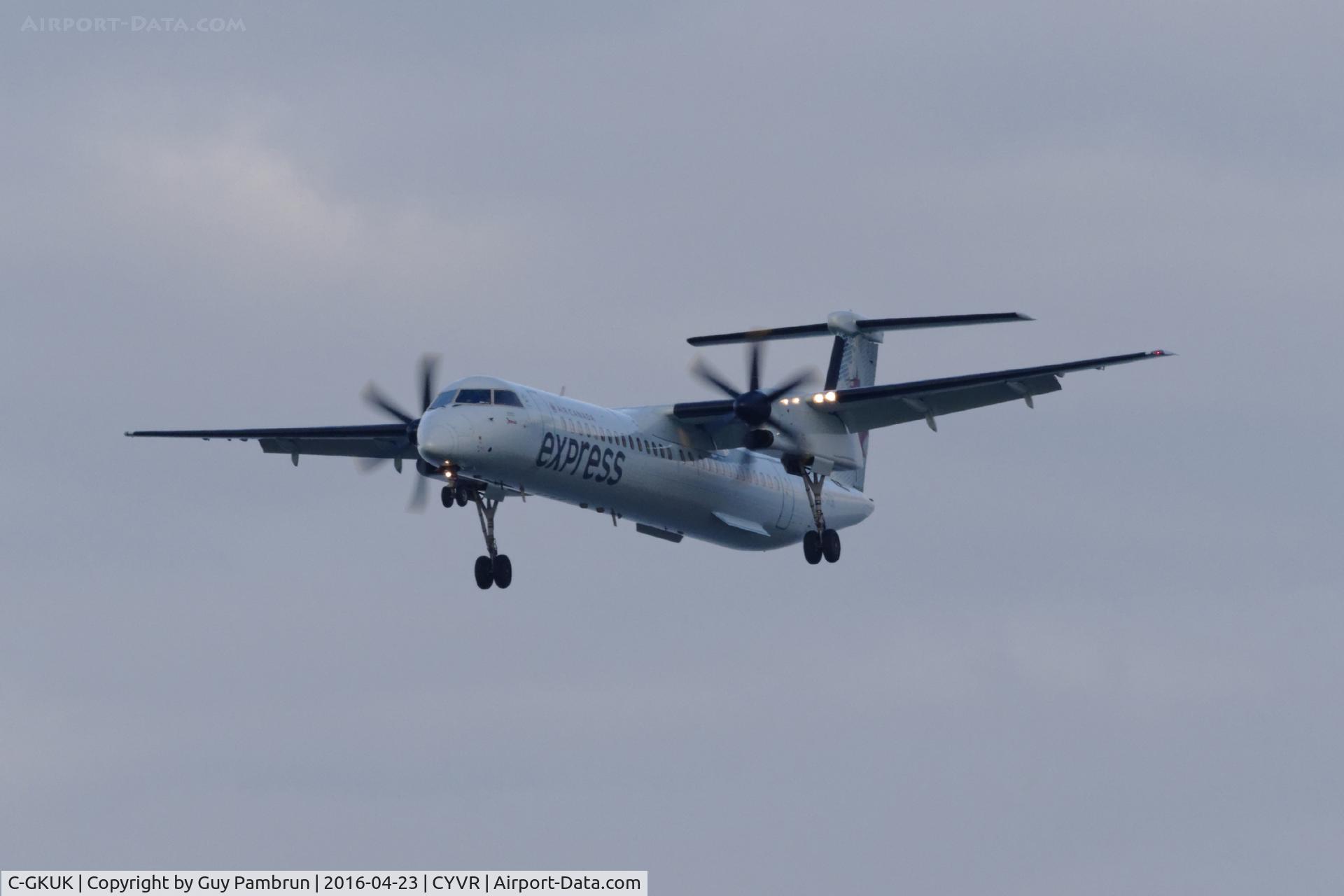 C-GKUK, 2011 De Havilland Canada DHC-8-402Q Dash 8 C/N 4369, Landing