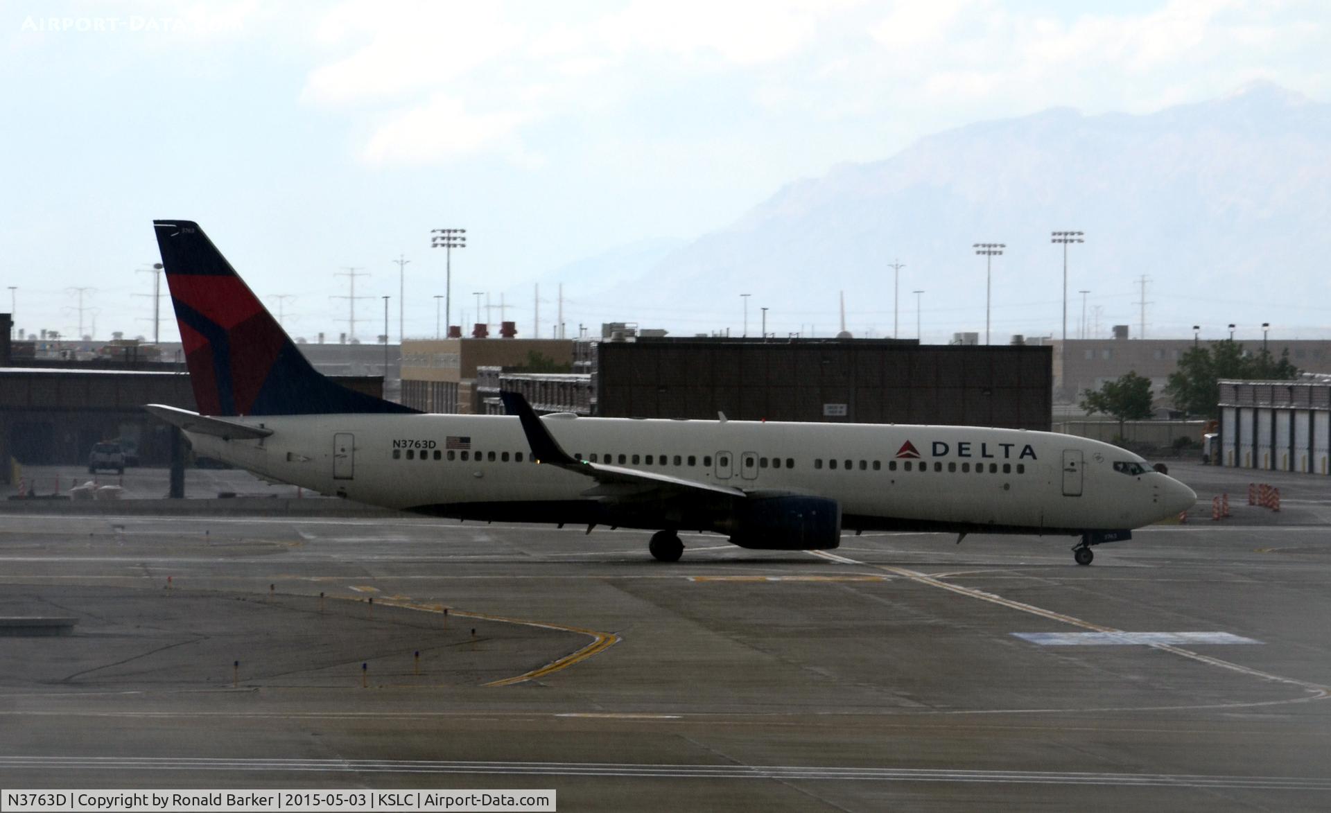 N3763D, 2001 Boeing 737-832 C/N 29629, Taxi SLC