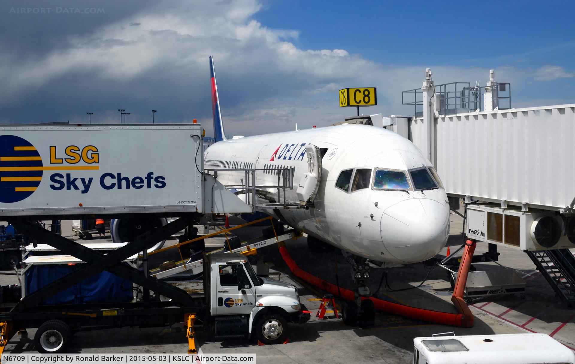 N6709, 2000 Boeing 757-232 C/N 30481, Gate C8 SLC