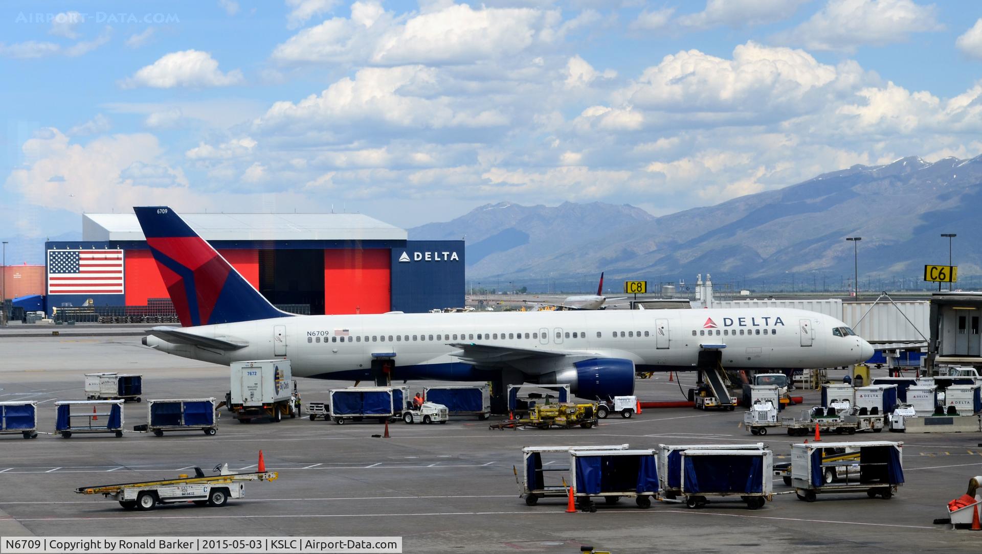 N6709, 2000 Boeing 757-232 C/N 30481, Gate C8 SLC