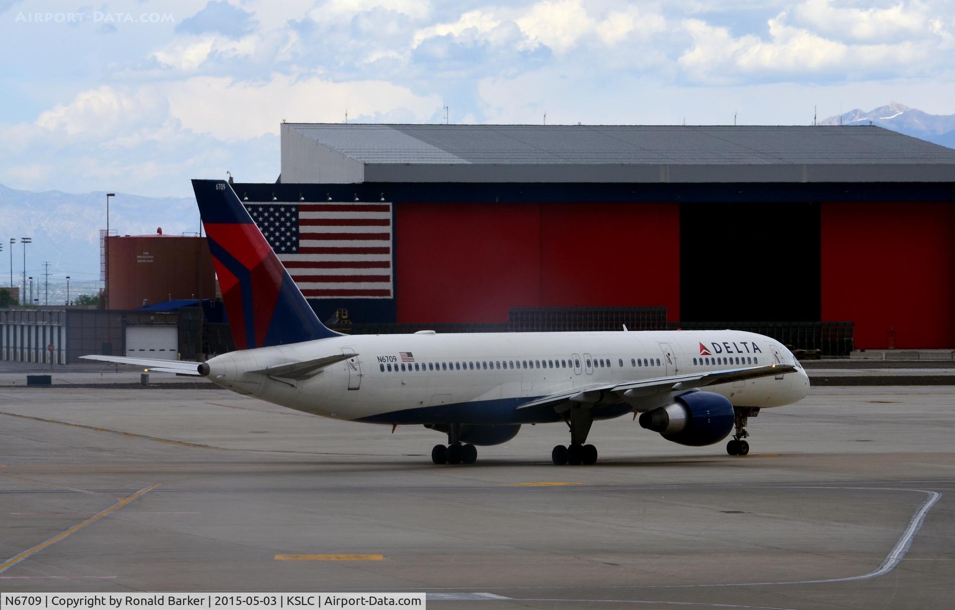 N6709, 2000 Boeing 757-232 C/N 30481, Taxi SLC