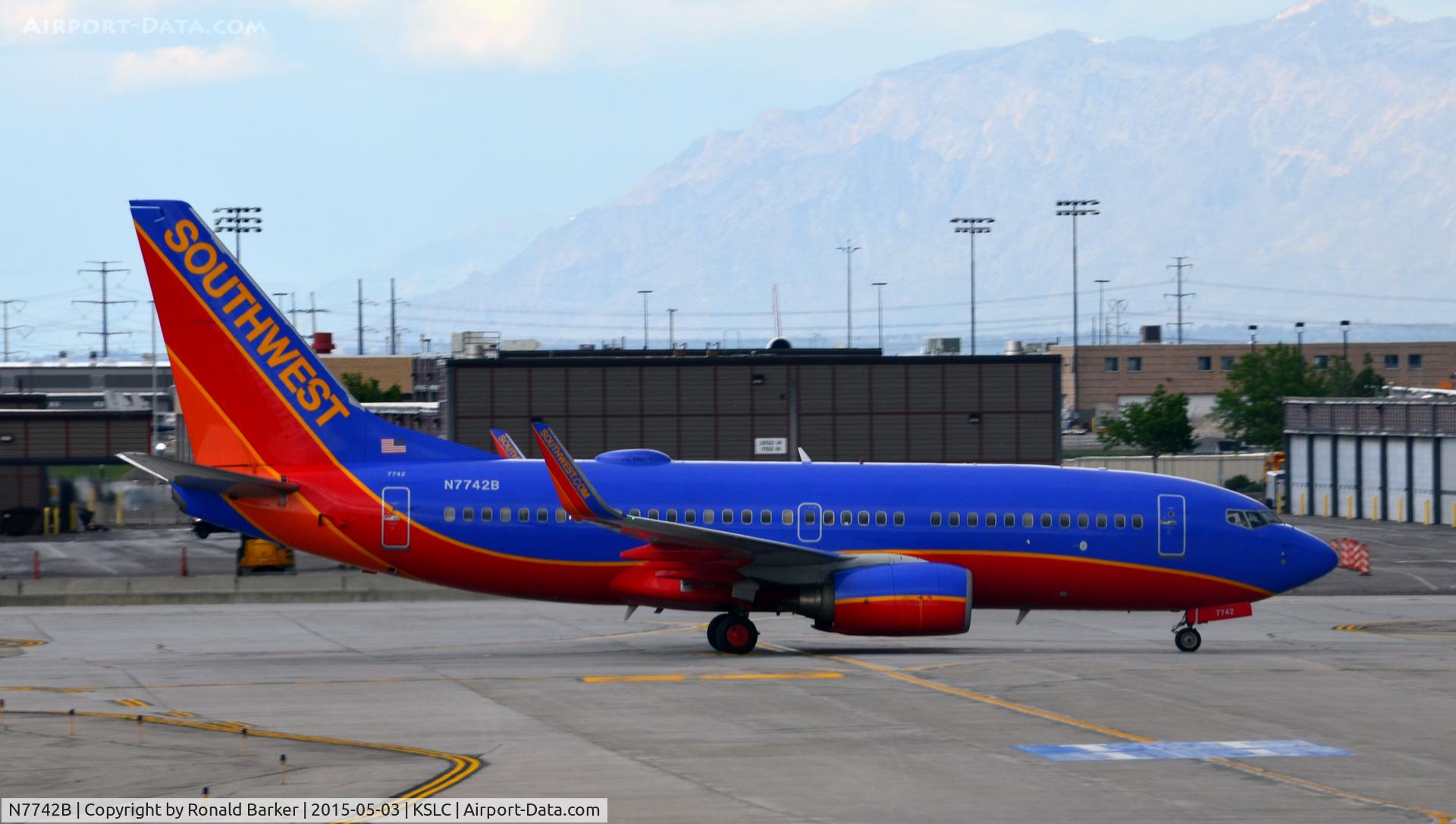N7742B, 2007 Boeing 737-7BD C/N 33928, Taxi SLC