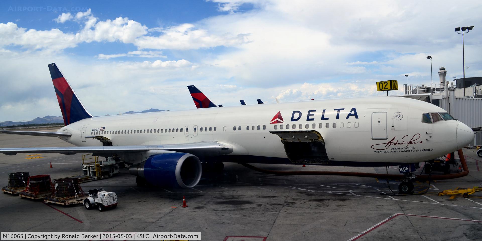 N16065, 1999 Boeing 767-332 C/N 30199, Gate D2 SLC