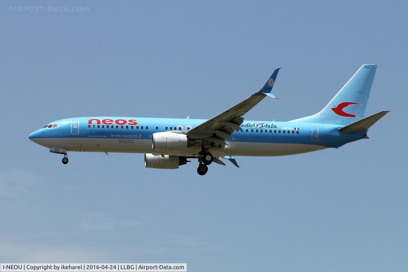 I-NEOU, 2002 Boeing 737-86N C/N 29887, Flight from Iraklion, Greece, of final approach to runway 21.
