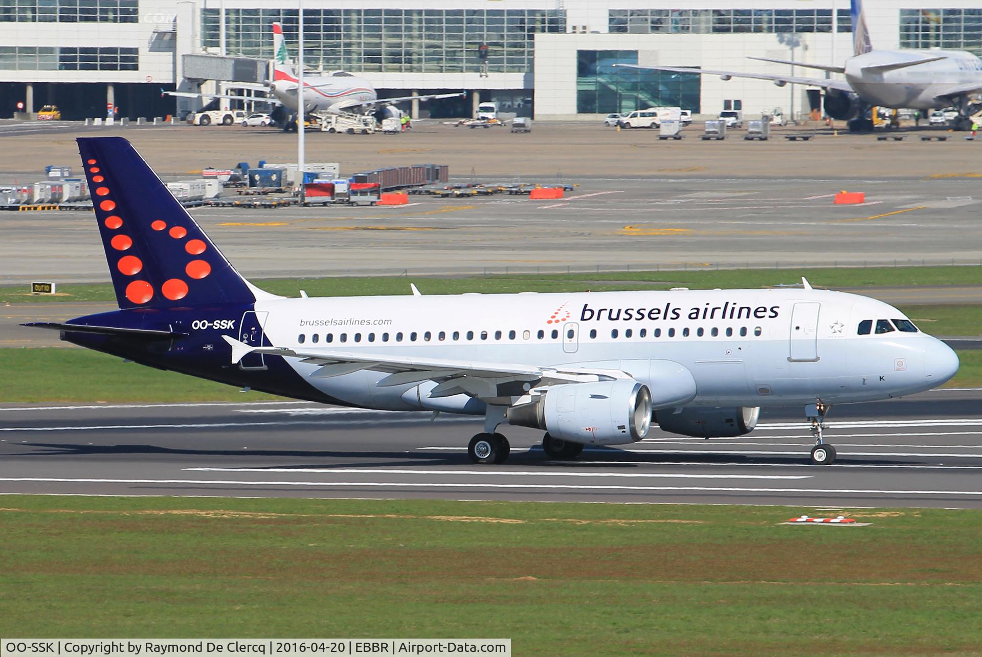 OO-SSK, 2000 Airbus A319-112 C/N 1336, Take off on rwy 07R.