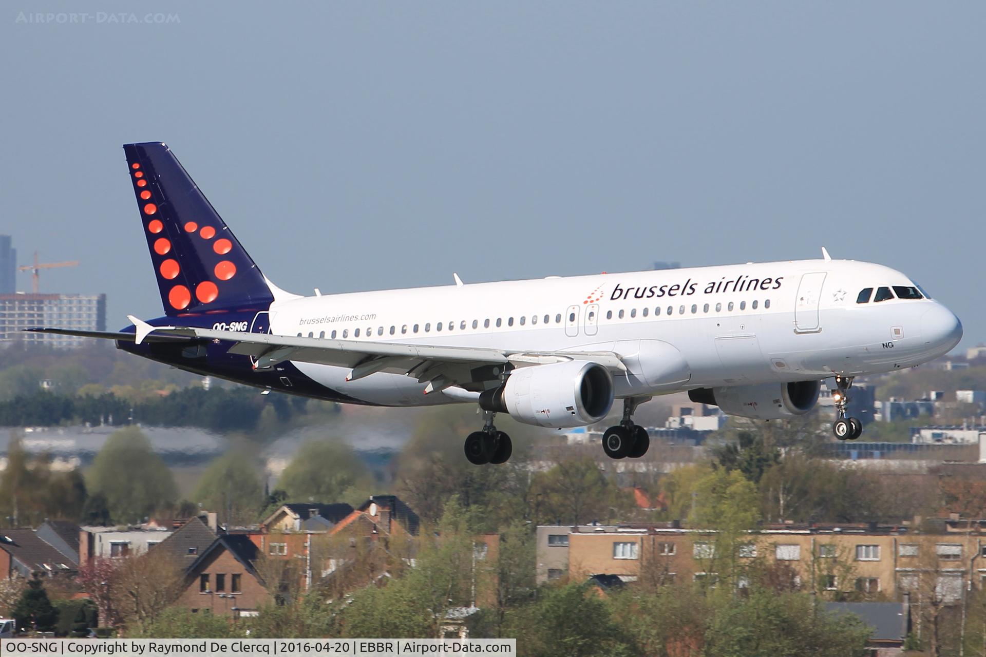OO-SNG, 2002 Airbus A320-214 C/N 1885, Landing on rwy 01.