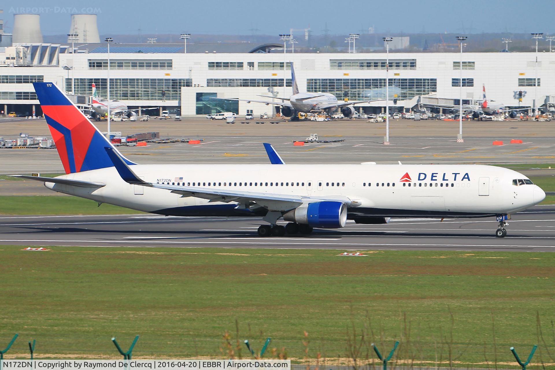 N172DN, 1990 Boeing 767-332 C/N 24775, Take off on rwy 07R.