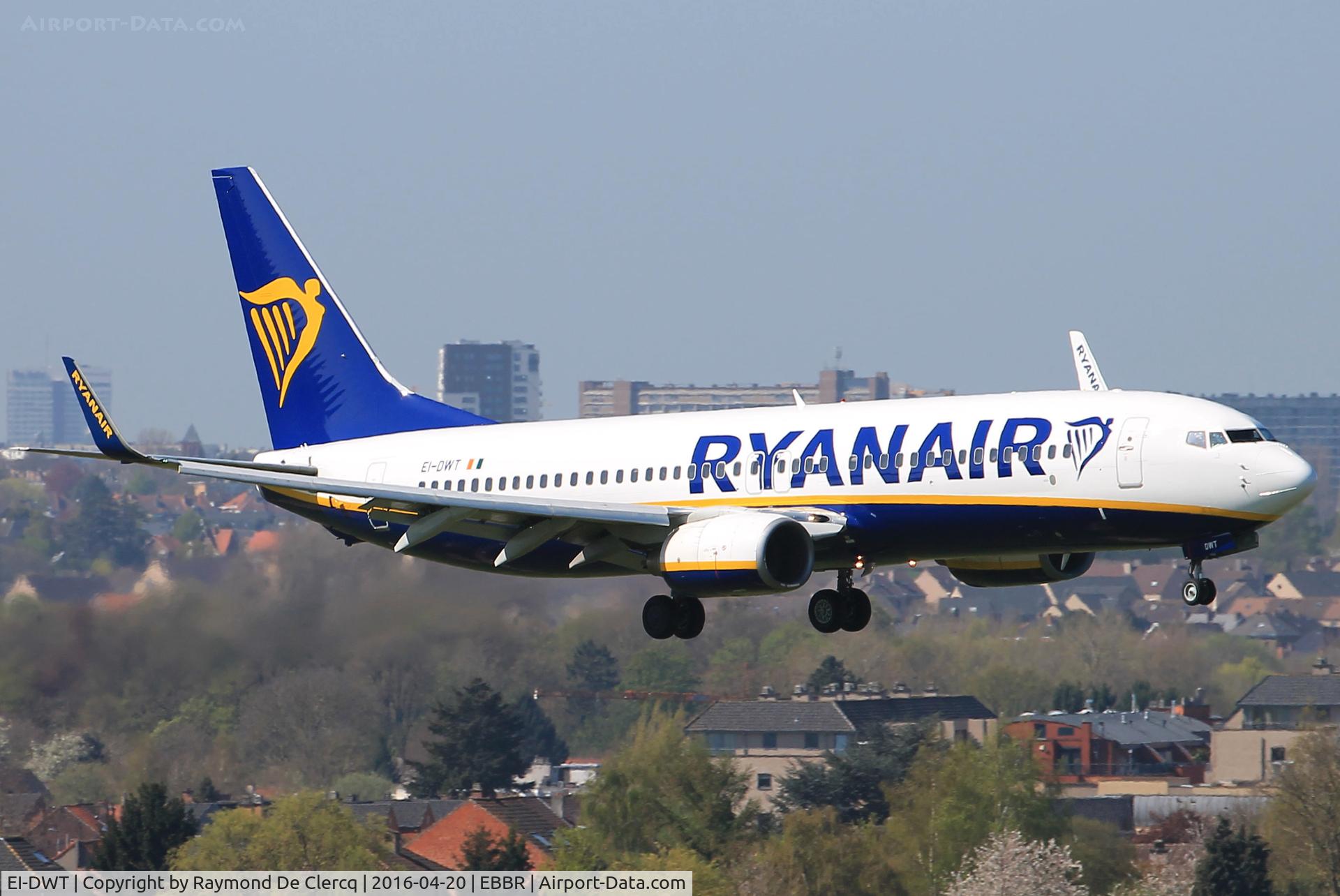 EI-DWT, 2008 Boeing 737-8AS C/N 33626, Landing on rwy 01.