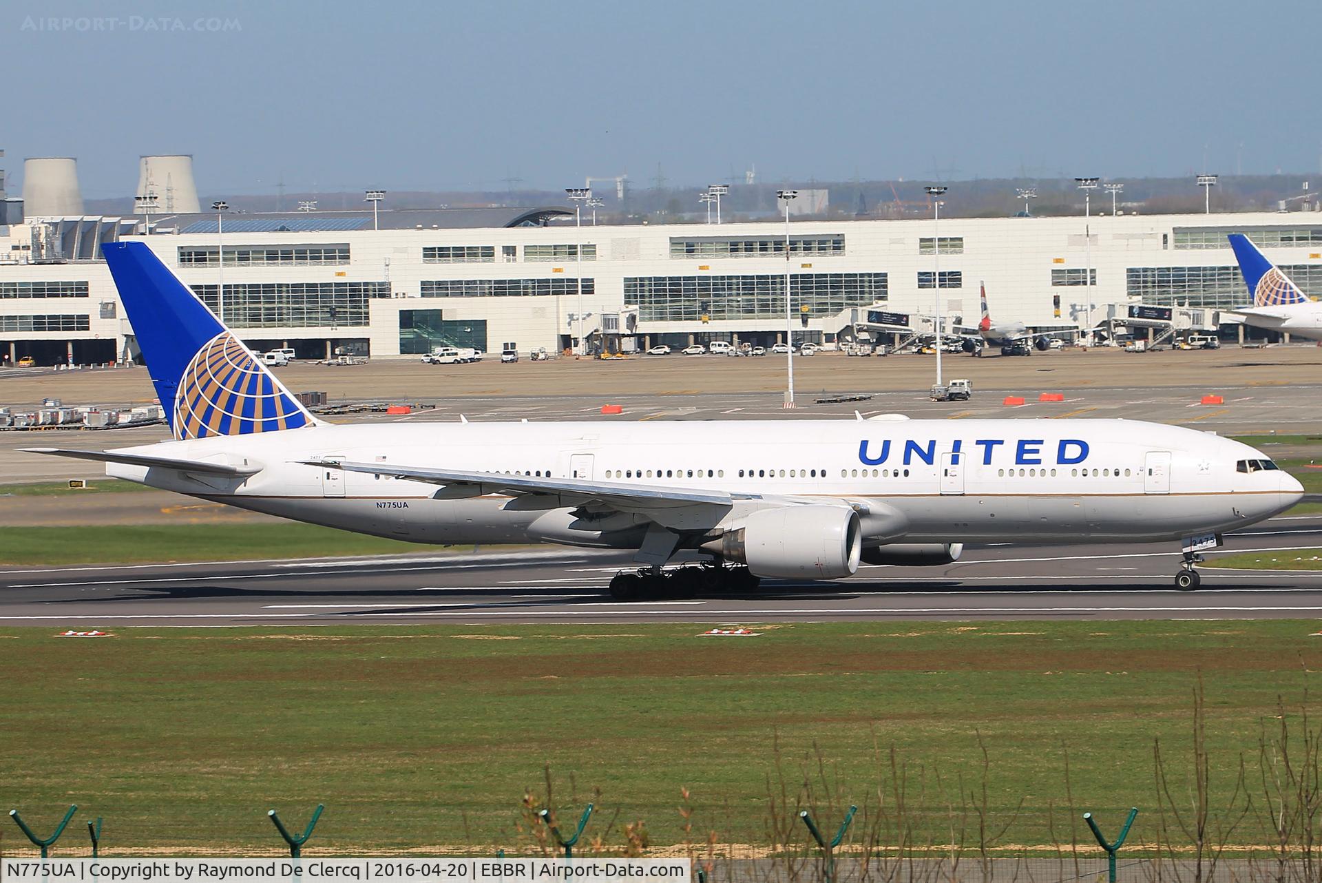 N775UA, 1995 Boeing 777-222 C/N 26947, Take off on rwy 07R.