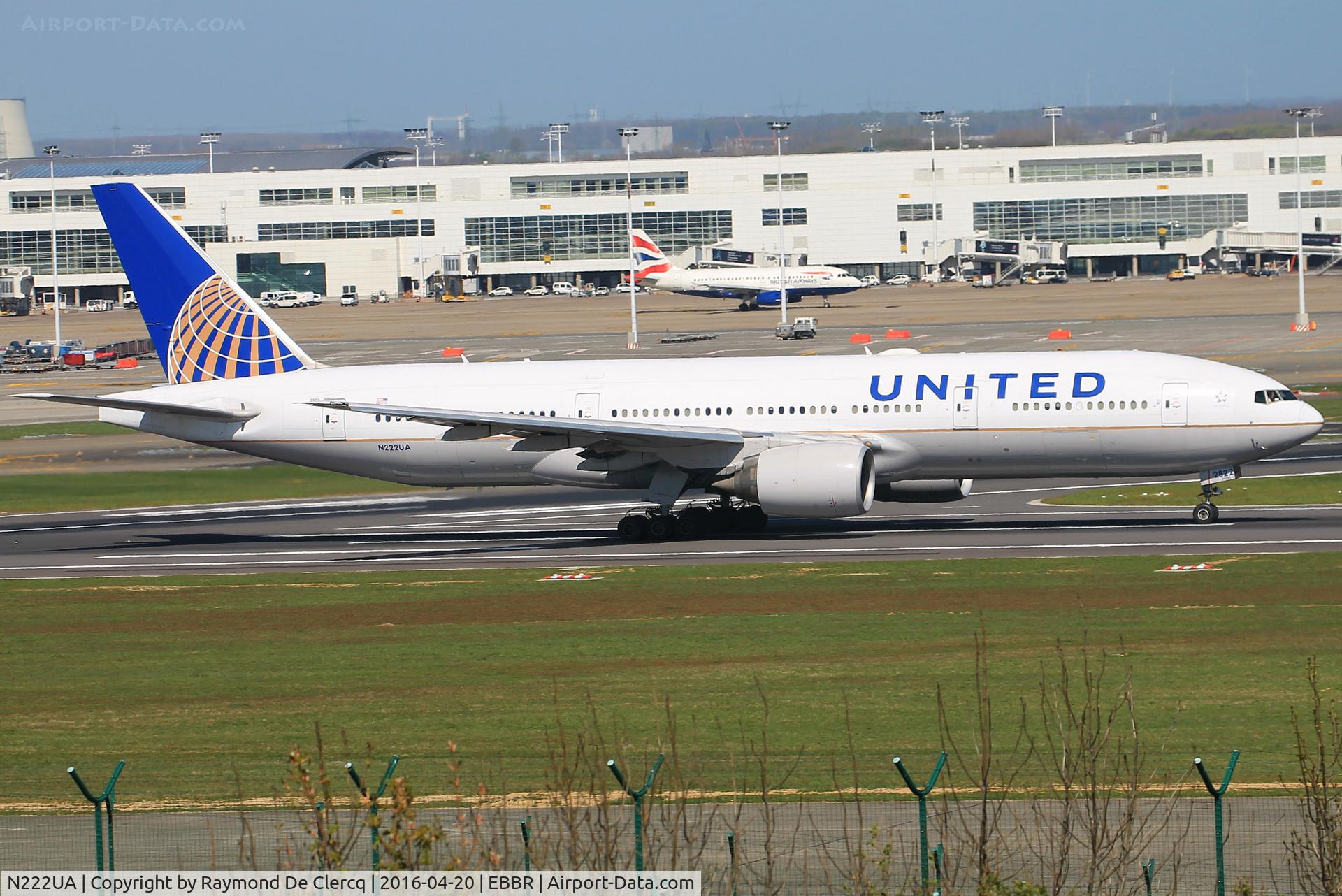 N222UA, 2001 Boeing 777-222 C/N 30553, Take off on rwy 07R.