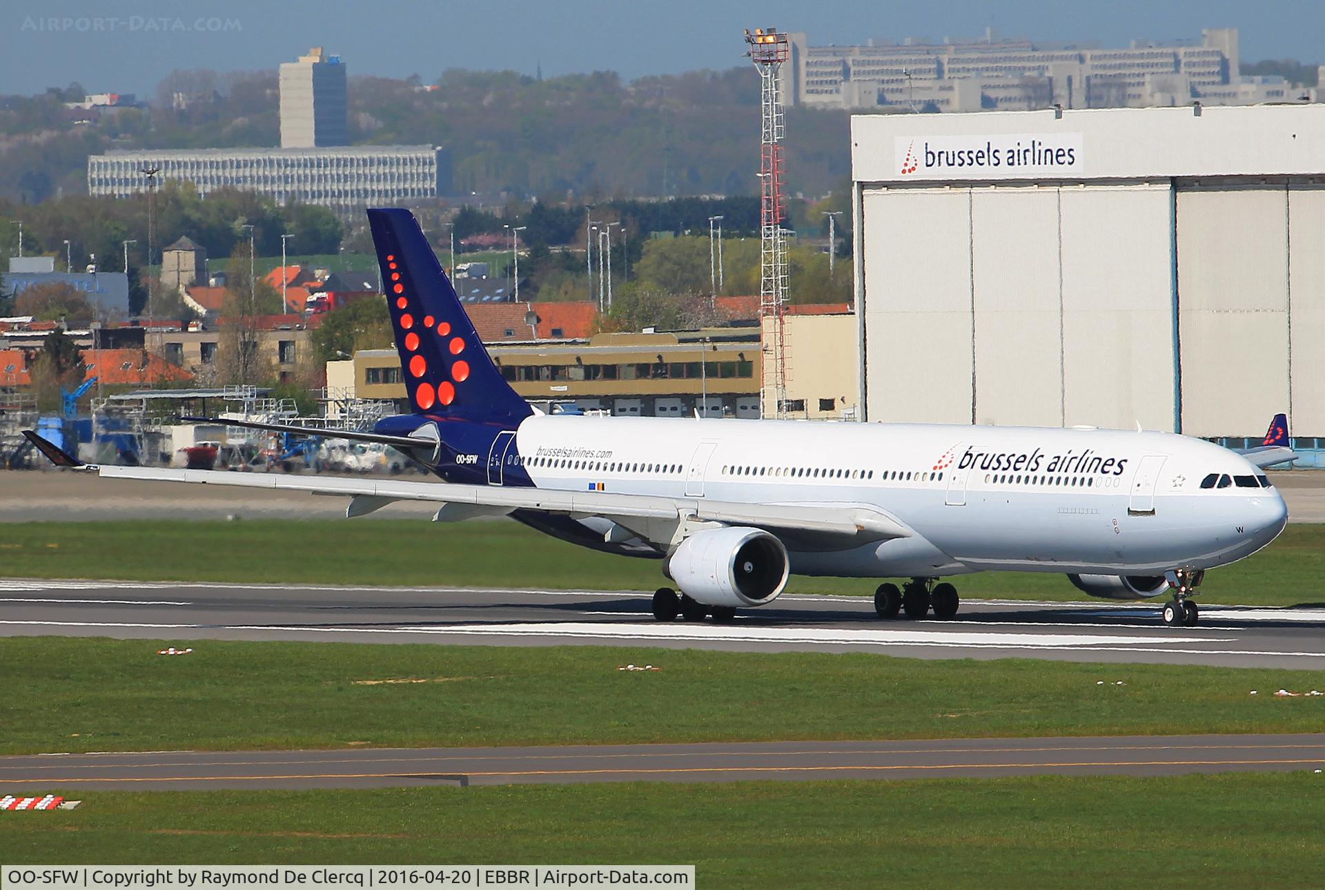 OO-SFW, 1994 Airbus A330-322 C/N 82, Take off on rwy 07R.