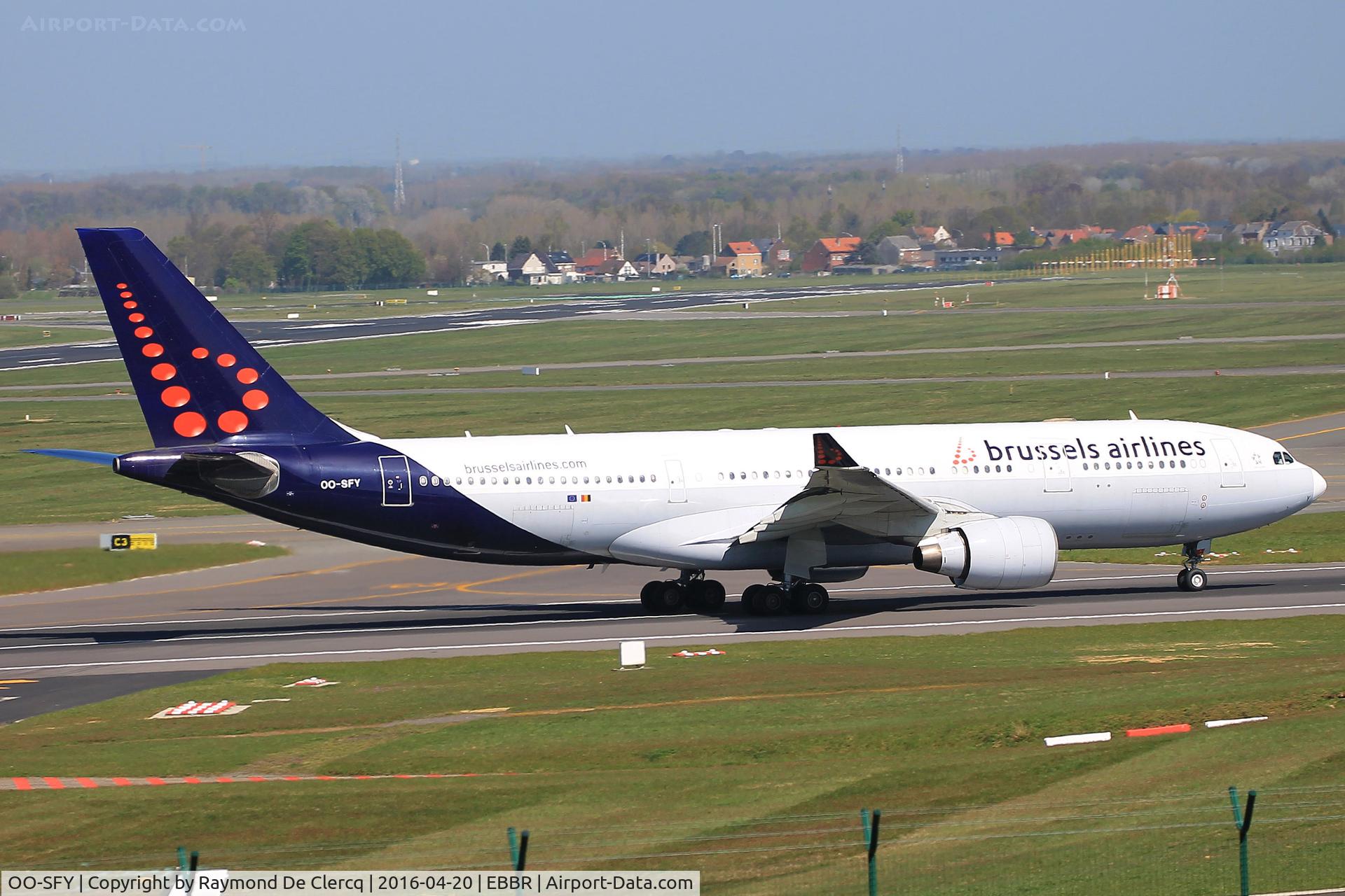 OO-SFY, 1998 Airbus A330-223 C/N 229, Take off on rwy 07R.