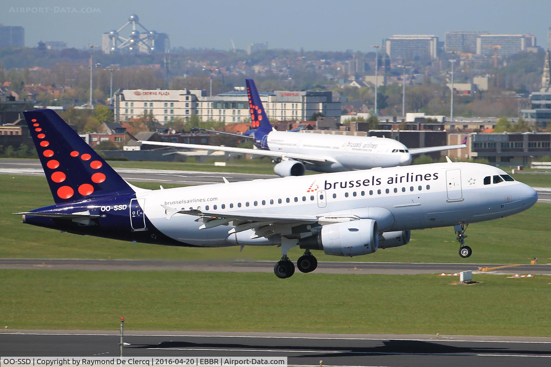 OO-SSD, 1999 Airbus A319-112 C/N 1102, OO-SSD landing on rwy 01. OO-SFX ready for take off on rwy 07R.