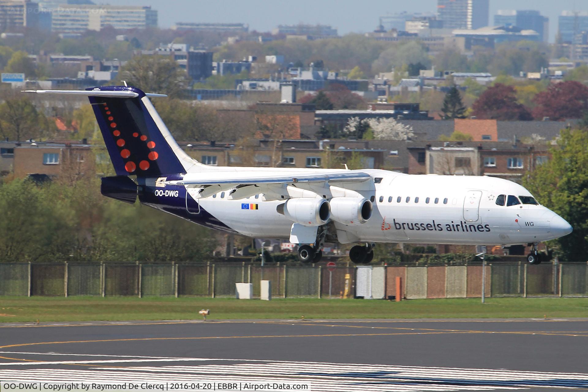OO-DWG, 1998 British Aerospace Avro 146-RJ100 C/N E3336, Landing on rwy 01.