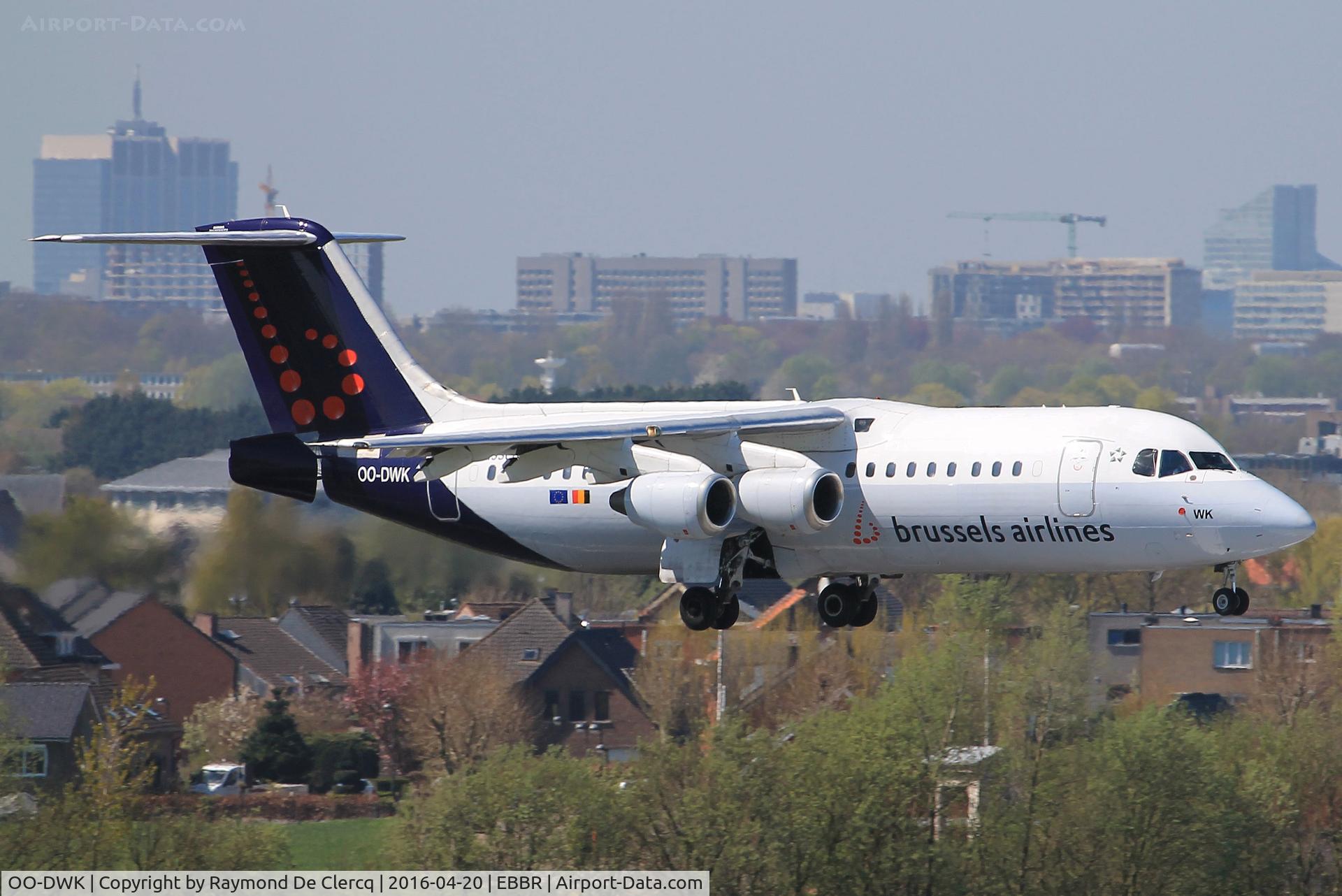 OO-DWK, 1999 British Aerospace Avro 146-RJ100 C/N E3360, Landing on rwy 01.