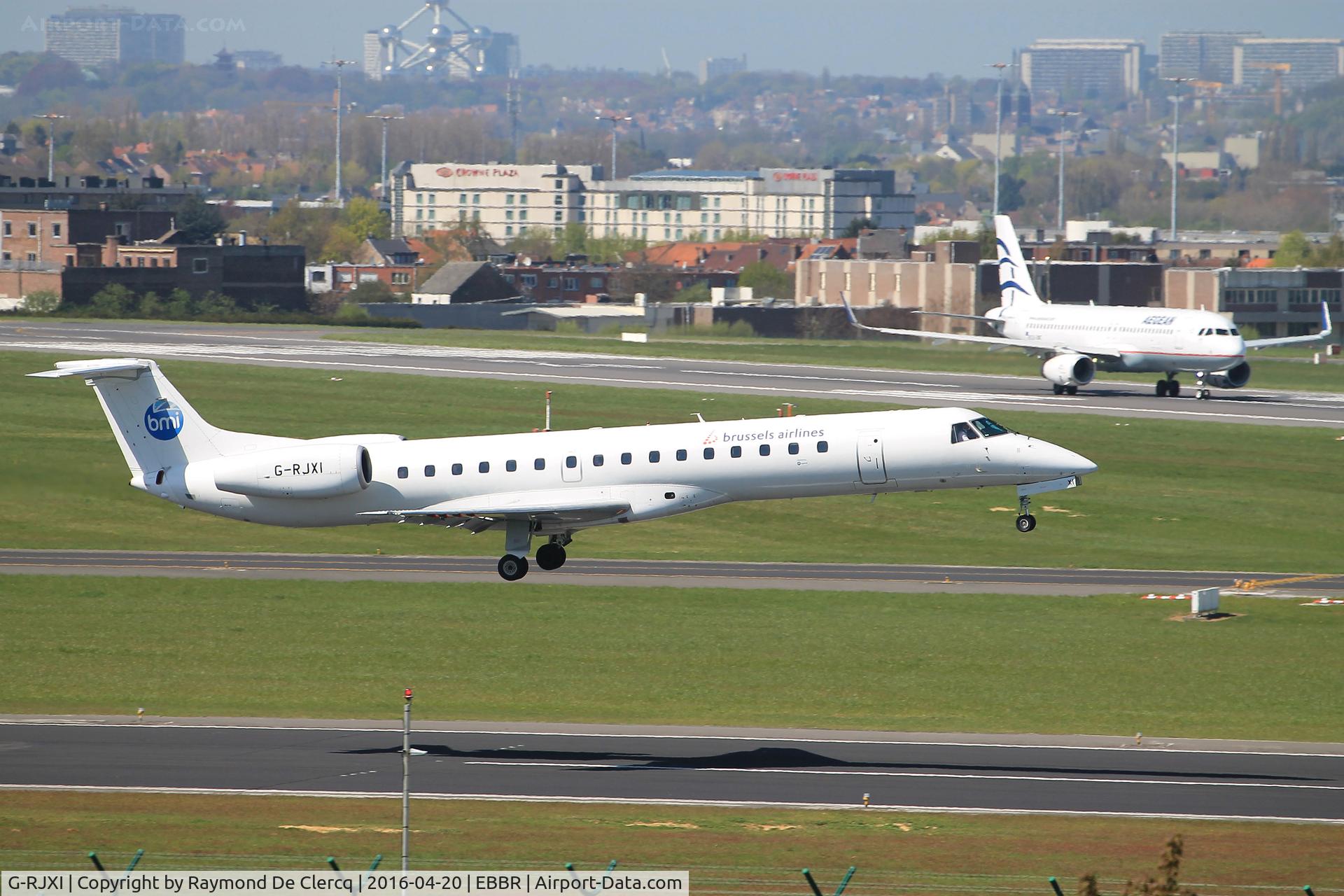 G-RJXI, 2001 Embraer EMB-145EP (ERJ-145EP) C/N 145454, G-RJXI landing on rwy 01.  Aegean SX-DNE ready for take off on rwy 07R.