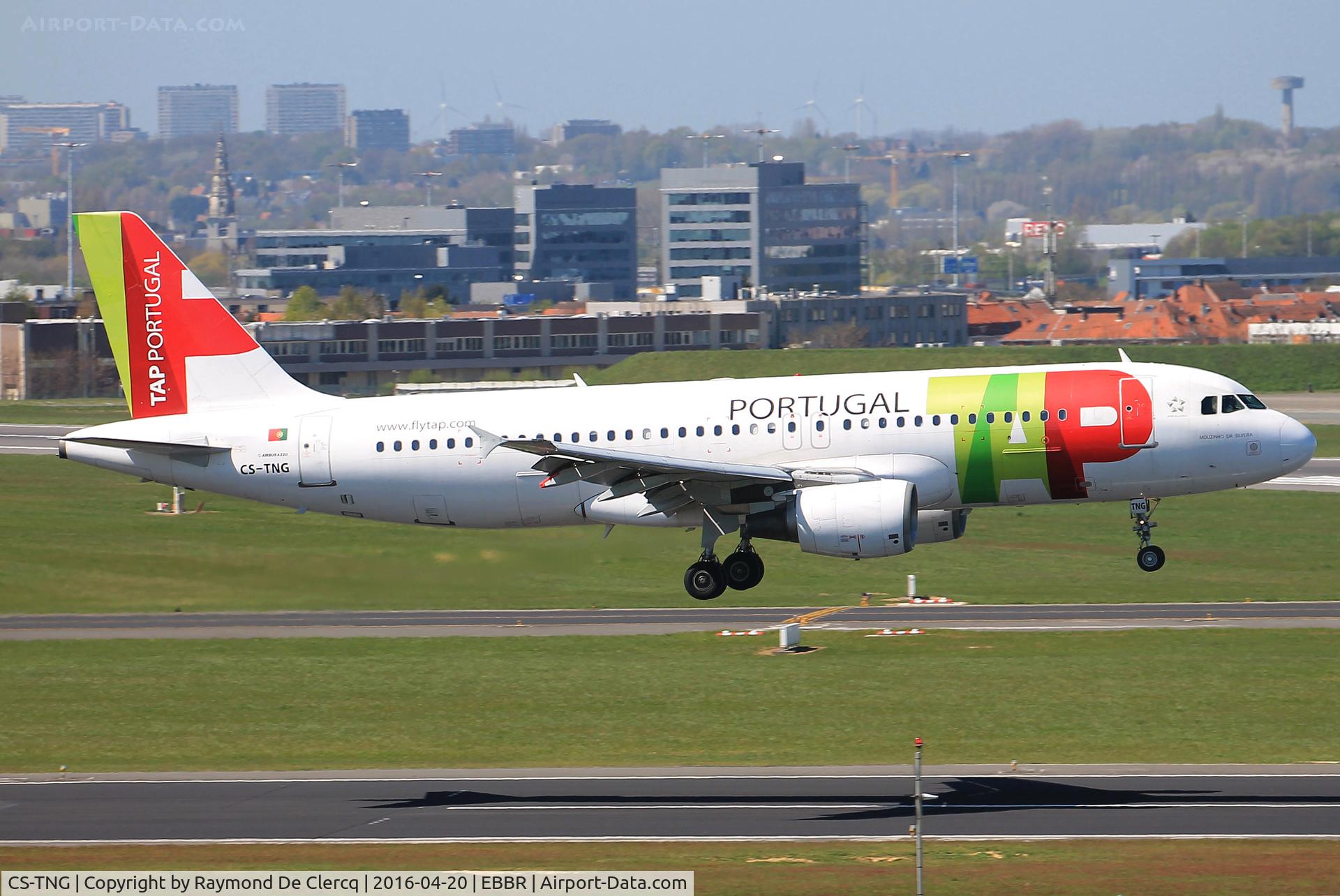 CS-TNG, 1998 Airbus A320-214 C/N 945, Landing on rwy 01.