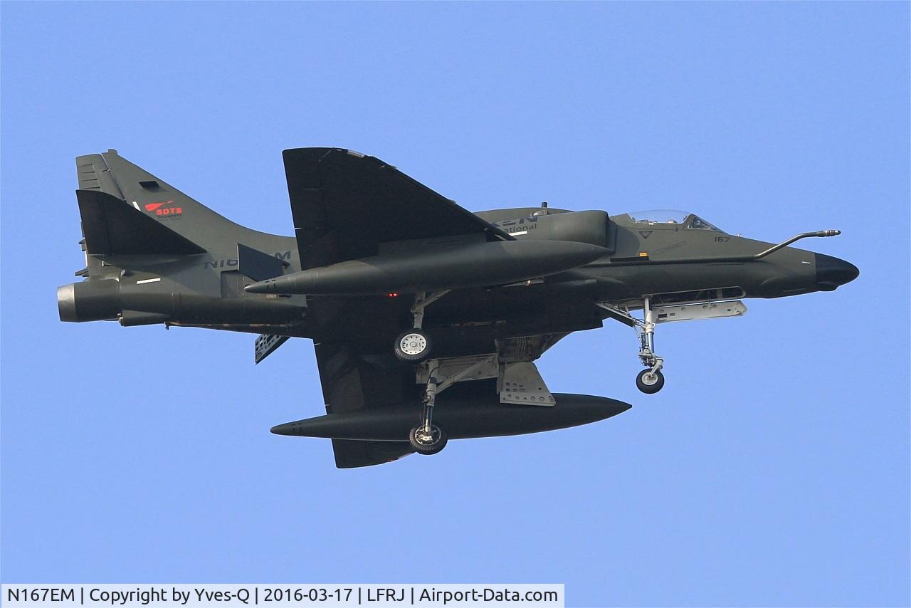 N167EM, Douglas A-4N Skyhawk C/N 14450, Draken International Inc. Douglas A-4N Skyhawk, Short approach rwy 08, Landivisiau Naval Air Base (LFRJ)