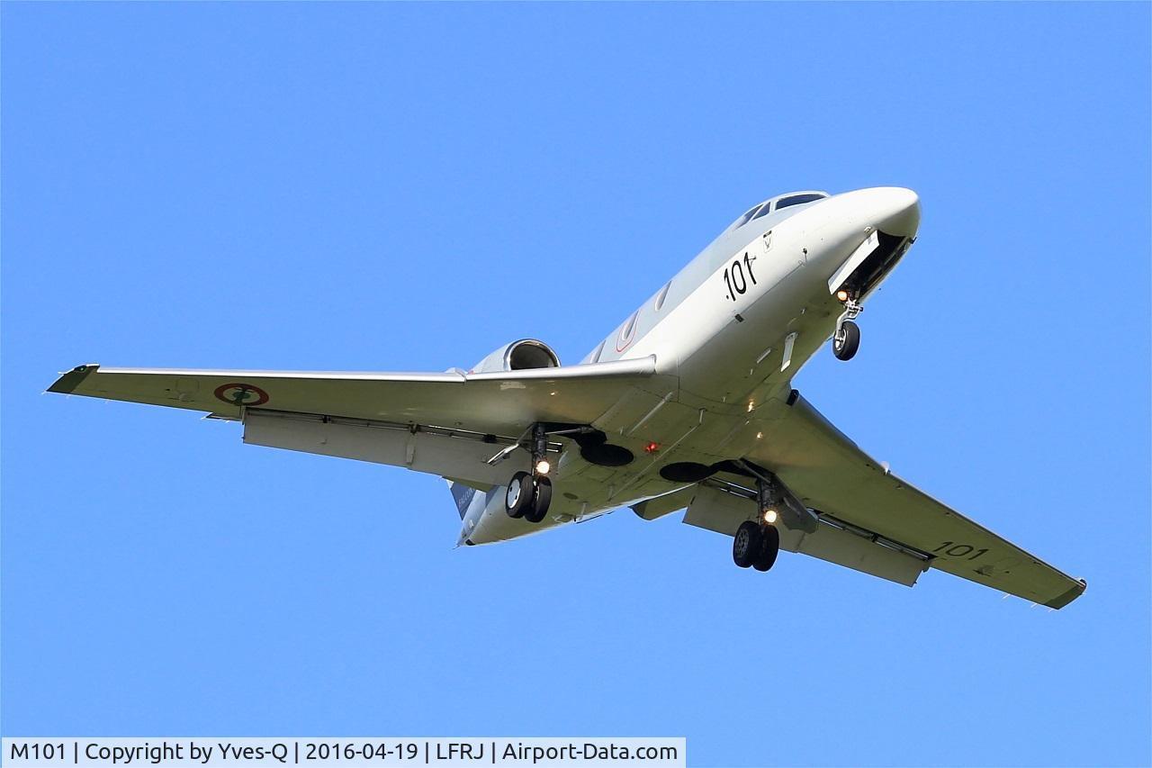 M101, 1977 Dassault Falcon 10MER C/N 101, Dassault Falcon 10 MER, Short approach rwy 08, Landivisiau Naval Air Base (LFRJ)