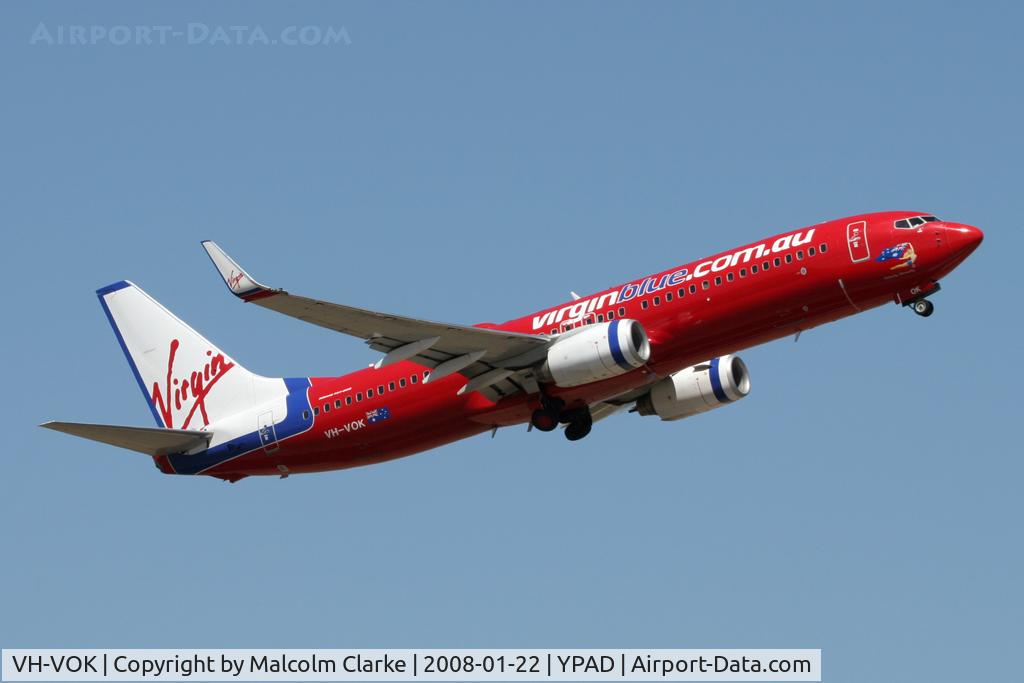 VH-VOK, 2003 Boeing 737-8FE C/N 33758, Boeing 737-8FE takes off from Adelaide Airport, January 2008.