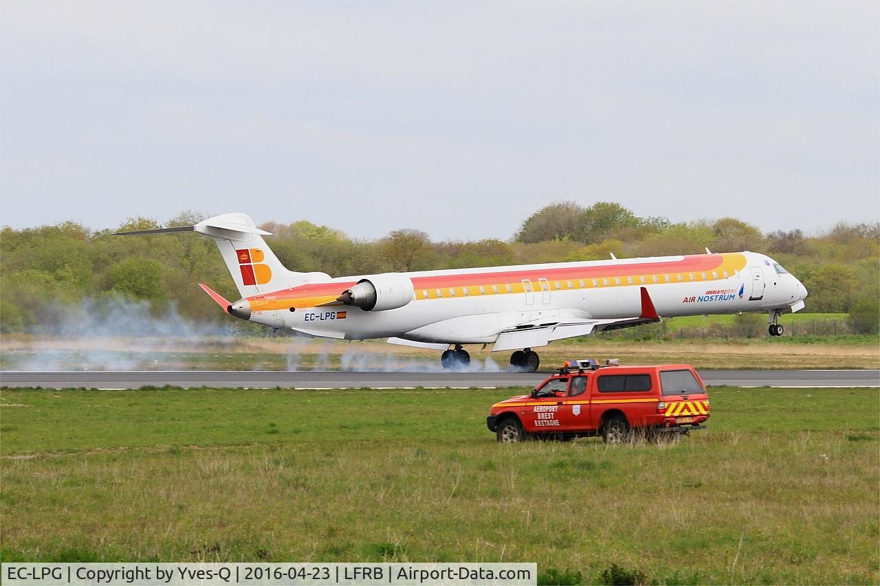 EC-LPG, 2011 Bombardier CRJ-1000ER NG (CL-600-2E25) C/N 19021, Bombardier CRJ-1000ER NG, Landing rwy 07R, Brest-Bretagne airport (LFRB-BES)