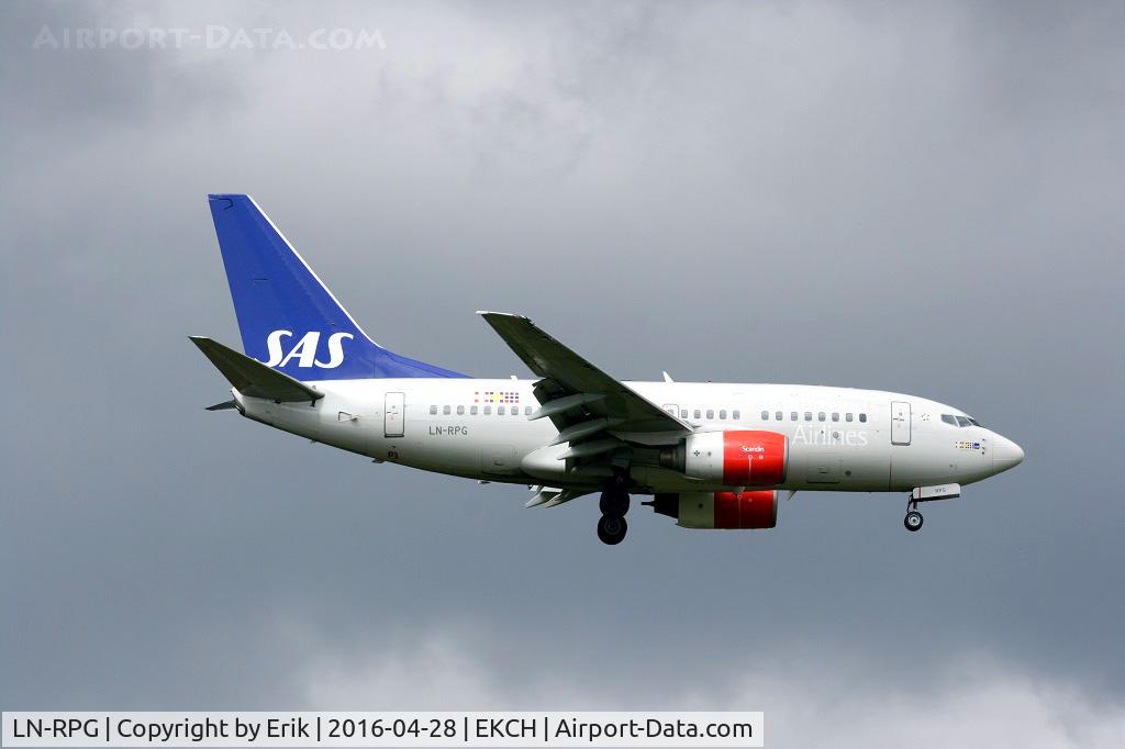LN-RPG, 1999 Boeing 737-683 C/N 28310, LN-RPG arriving rw 04L