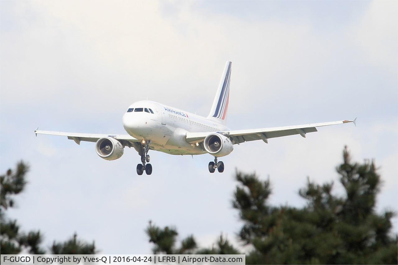 F-GUGD, 2003 Airbus A318-111 C/N 2081, Airbus A318-111, Short approach rwy 25L, Brest-Bretagne airport (LFRB-BES)