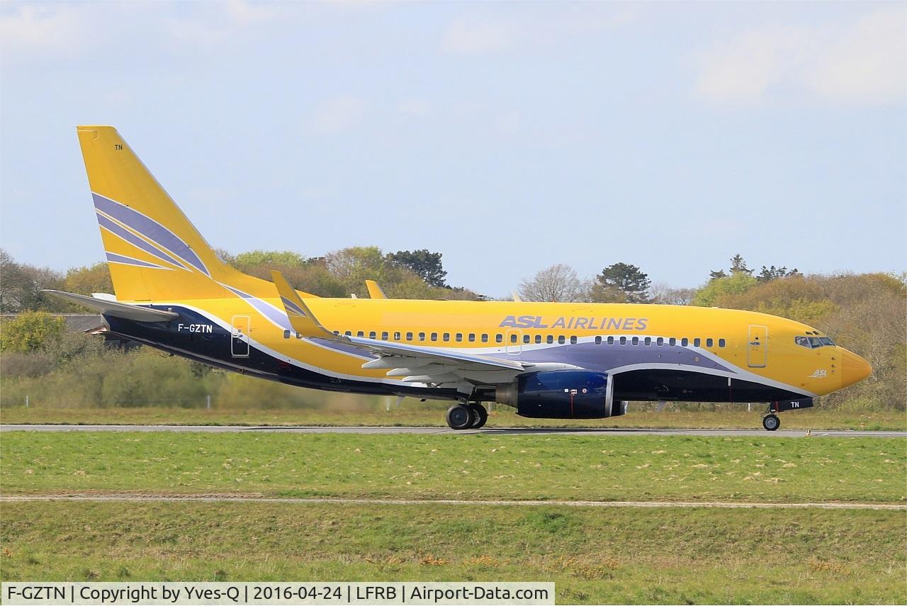 F-GZTN, 1999 Boeing 737-73S C/N 29080, Boeing B-737-73S, Taxiing to holding point rwy 25L, Brest-Bretagne airport (LFRB-BES)