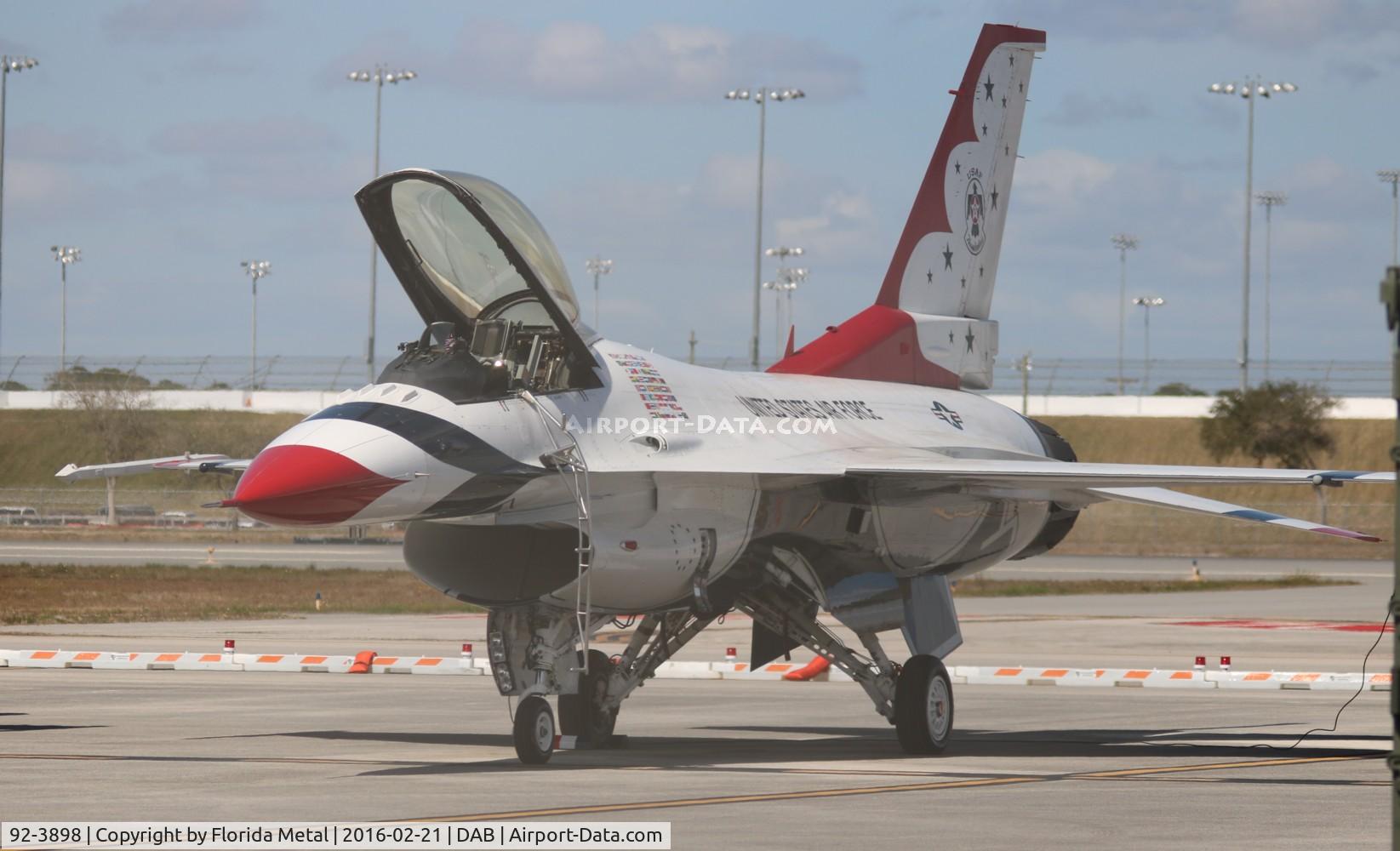 92-3898, General Dynamics F-16CJ Fighting Falcon C/N CC-140, Thunderbirds