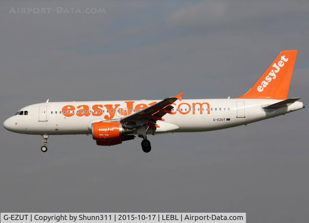 G-EZUT, 2012 Airbus A320-214 C/N 5113, Landing rwy 25R