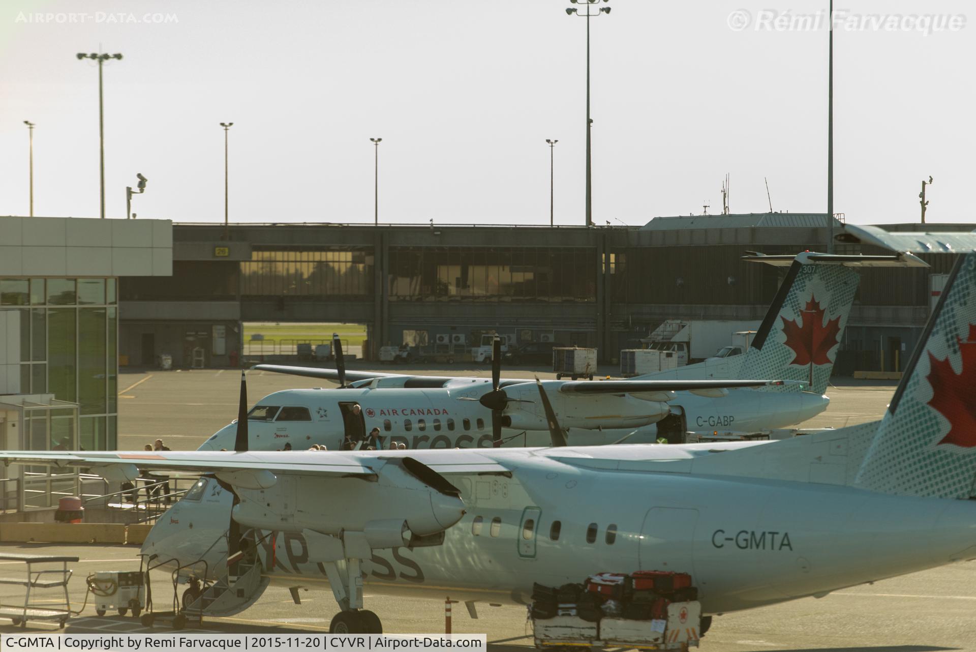 C-GMTA, 1989 De Havilland Canada DHC-8-301 Dash 8 C/N 174, Unloading at domestic