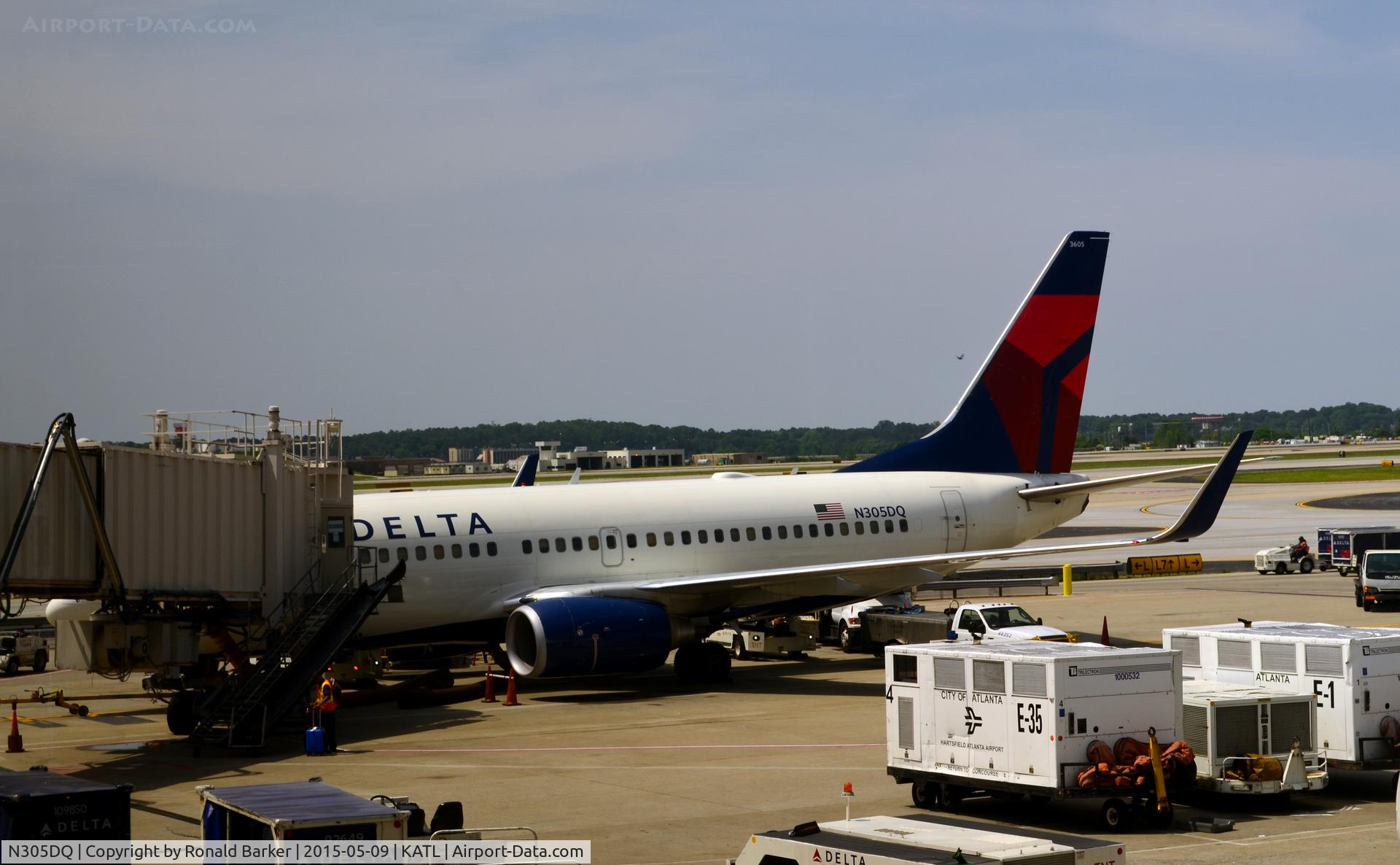 N305DQ, 2008 Boeing 737-700 C/N 29645, At the gate Atlanta