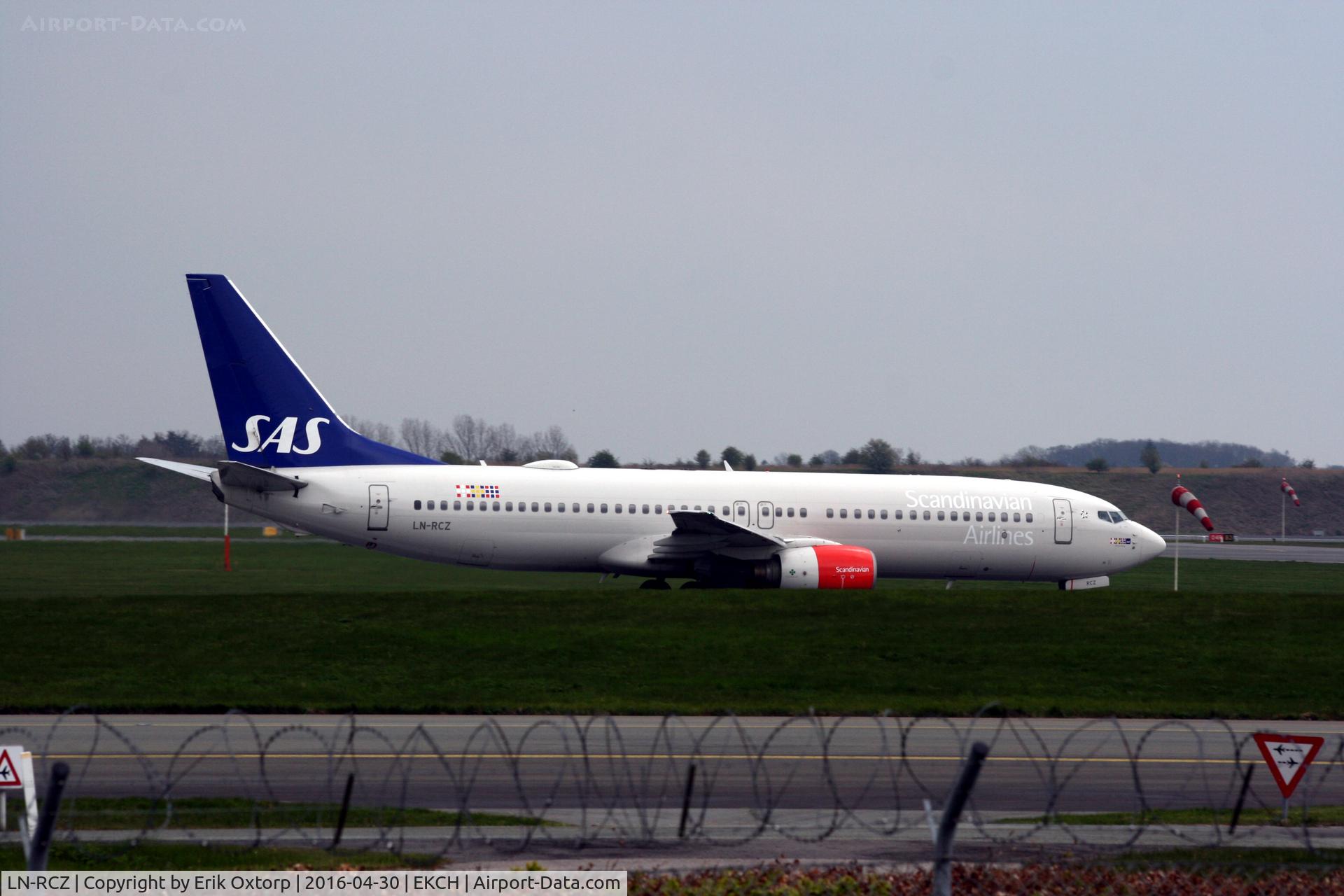 LN-RCZ, 2001 Boeing 737-883 C/N 30197, LN-RCZ taking off rw 22R