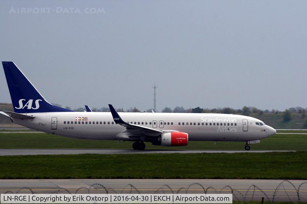 LN-RGE, 2013 Boeing 737-883 C/N 38037, LN-RGE taking off rw 22R