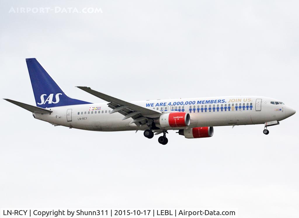 LN-RCY, 2001 Boeing 737-883 C/N 28324, Landing rwy 25R with additional 'WE ARE 4,000,000 MEMBERS. JOIN US.' titles and logo