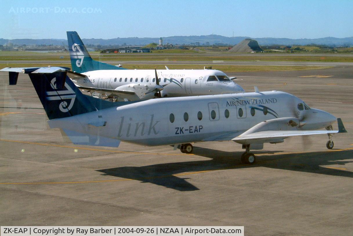 ZK-EAP, 2002 Raytheon 1900D C/N UE-439, Beech 1900D [UE-439] (Air New Zealand Link/Eagle Airways) Auckland-Int'l~ZK 26/09/2004. Taken through glass of coach resulting in a bit of reflection.