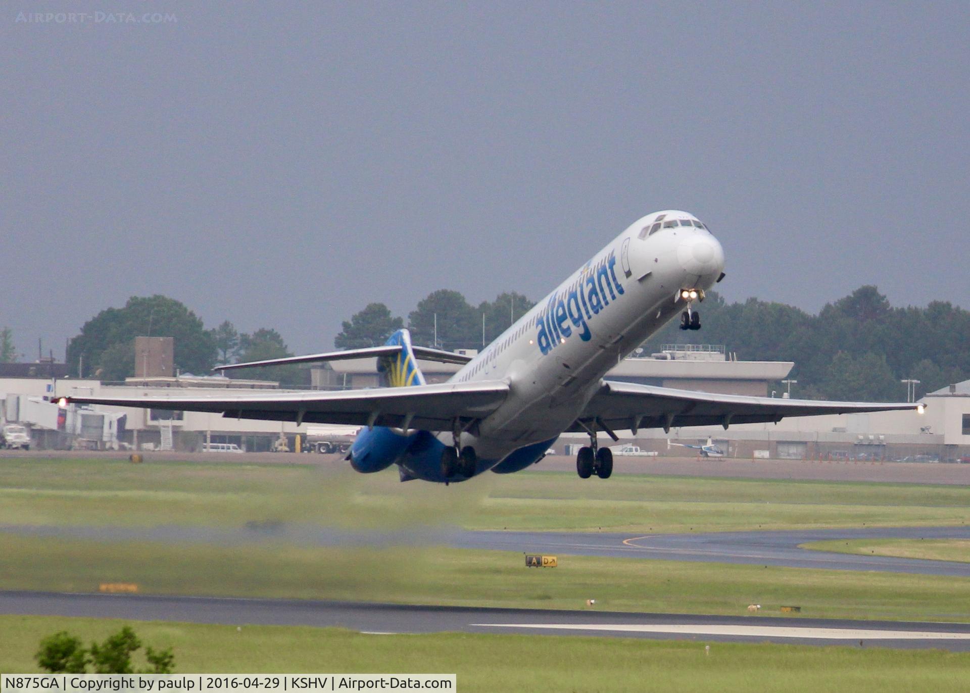 N875GA, 1995 McDonnell Douglas MD-83 (DC-9-83) C/N 53468, At Shreveport Regional. Taking off in the pouring rain.