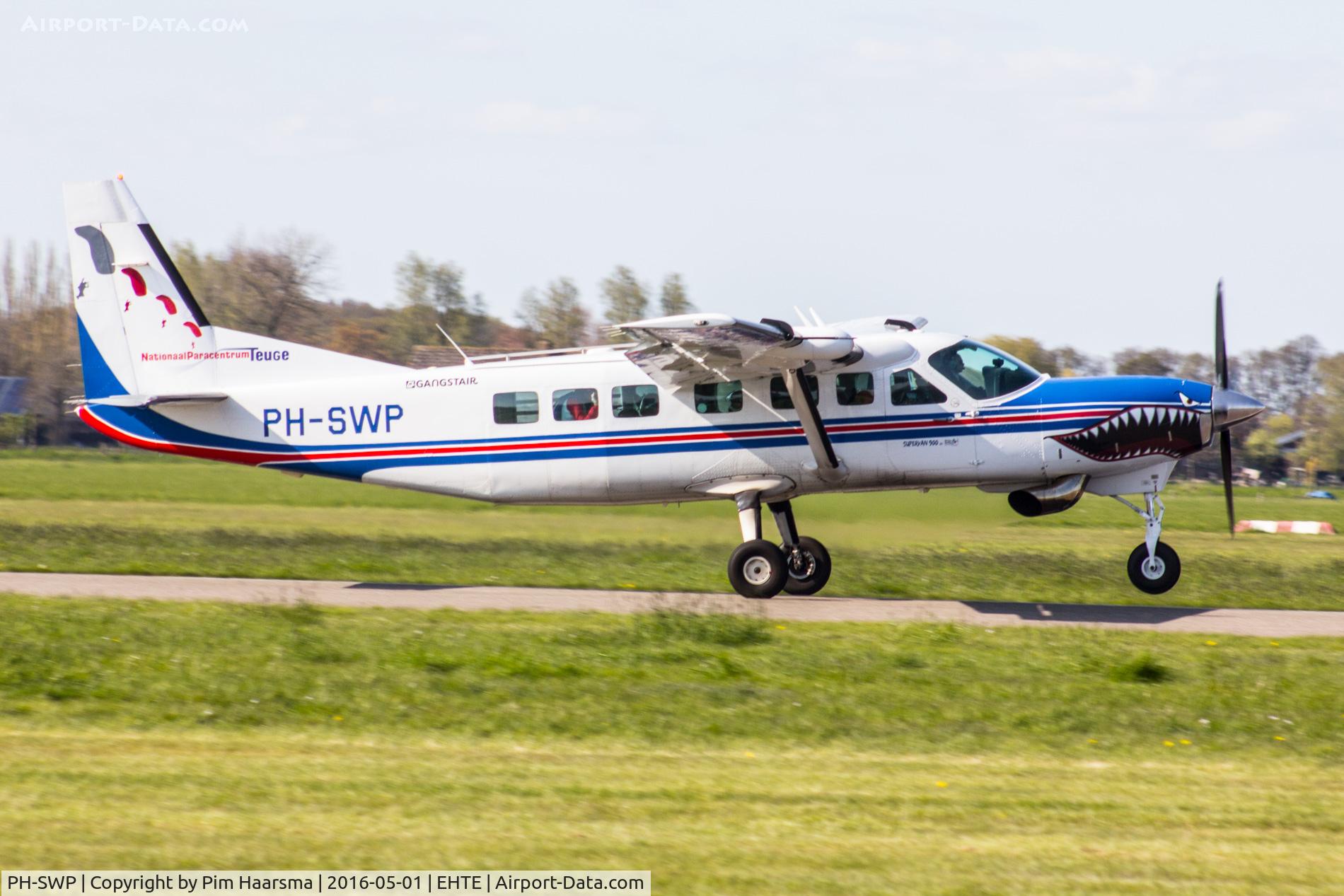 PH-SWP, 2005 Cessna 208B Super Cargomaster C/N 208B1124, PH-SWP on take off