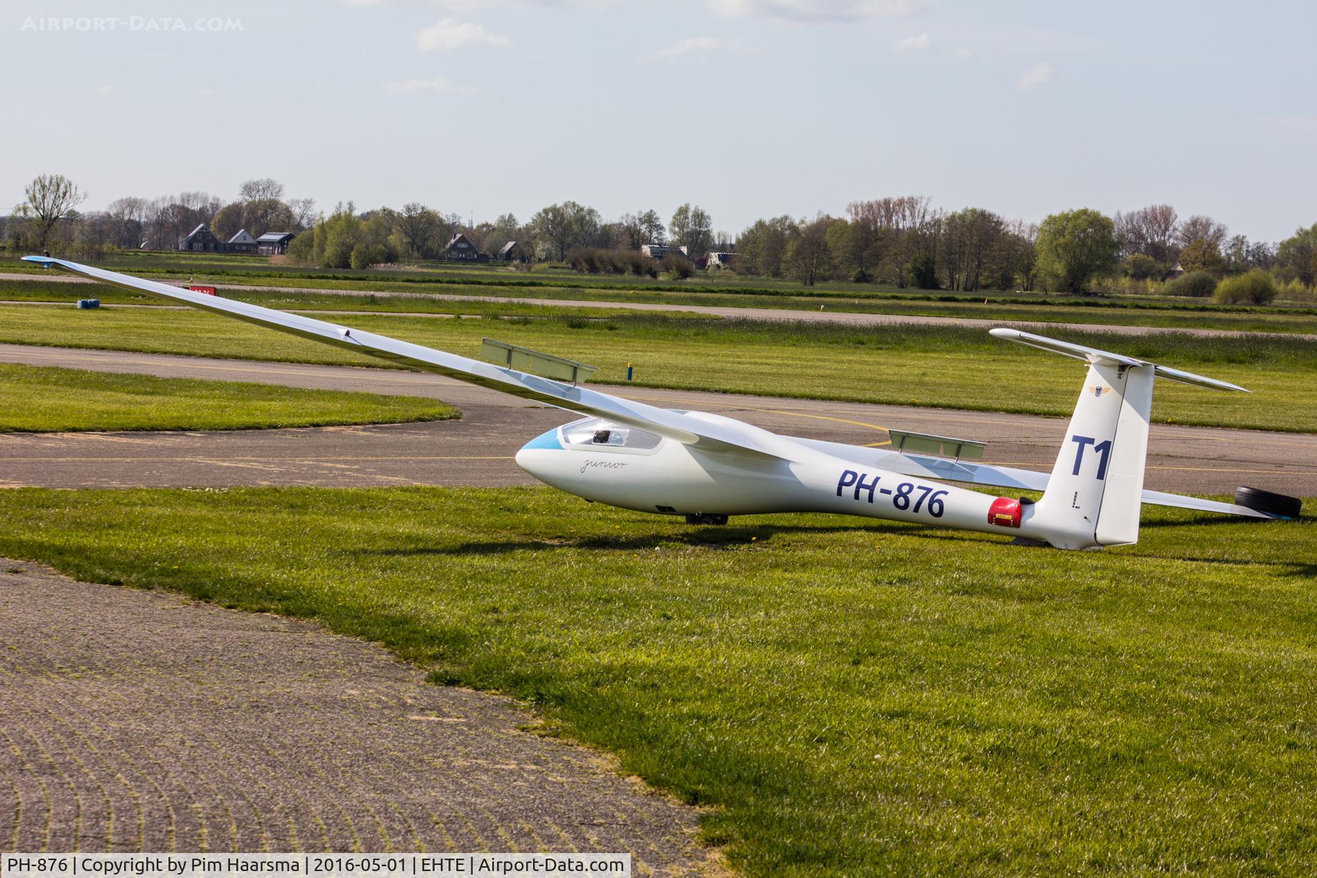 PH-876, PZL-Bielsko SZD-51-1 Junior C/N B-1845, Parked on the grass