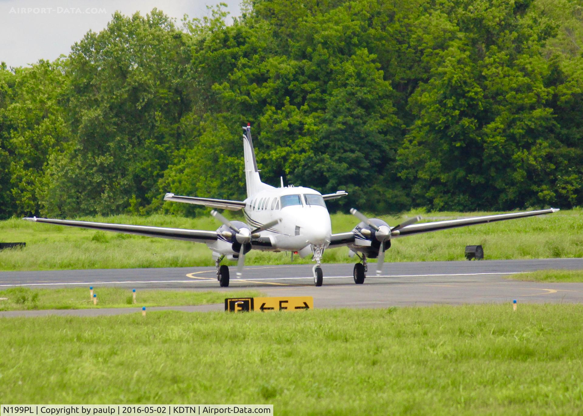 N199PL, 1976 Beech E-90 King Air C/N LW-167, At Downtown Shreveport.